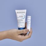 3701129804957-Bioderma_Atoderm_Stick_Labial_Hidratante_e_Calmante_para_L_bios_Ressecados-Skincare-Bioderma--3-.jpg